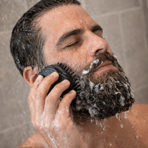 גבר מטפח את הזקן בבית