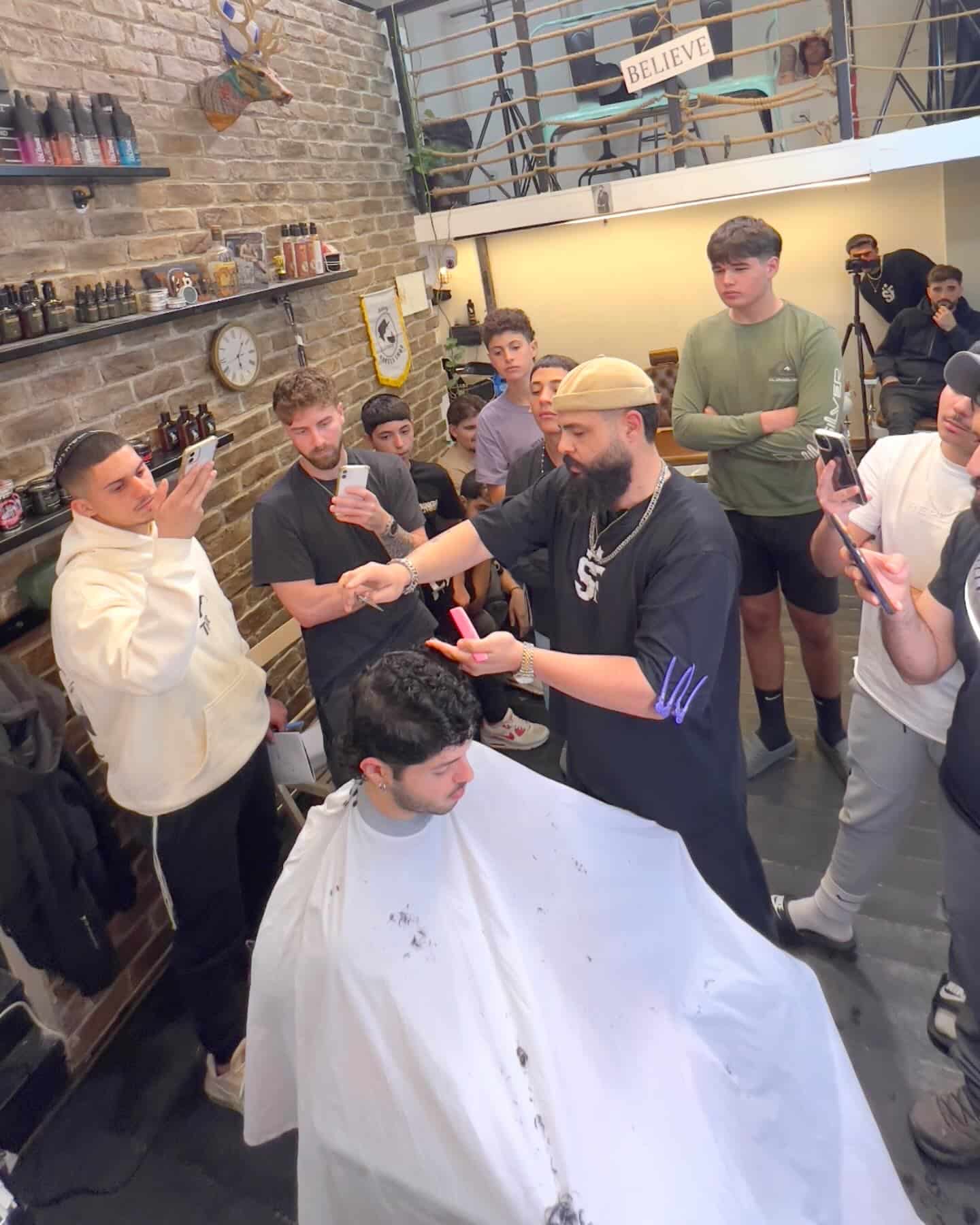 תלמידים בקורס ספרות גברים של השופוני